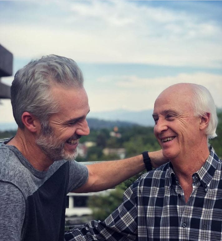 De acuerdo con la versión de ese medio, el actor de telenovelas como 'Las Juanas' "es 
<b>supervisado varias veces al día por su papá, Salvador Medina</b>". Horacio Villalobos, presentador del show 'Venga la alegría', dijo el martes 3 que 
<b>el padre del artista es gastroenterólogo. </b>
<br>