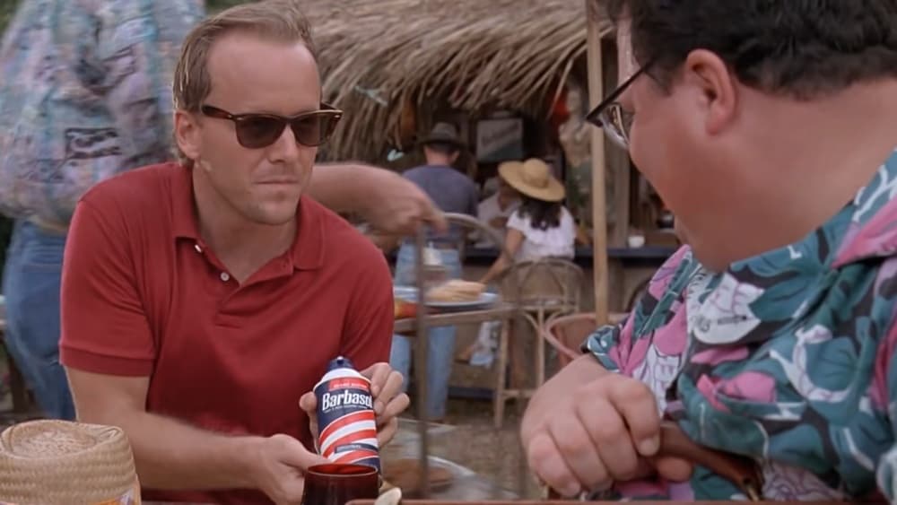 <b>La lata de espuma de afeitar de Dodgson </b>
<br>La mente maestra detrás de las acciones de Dennis Nedry fue Lewis Dodgson, un científico que le prometió una fortuna al programador si conseguía robar algunos embriones de dinosaurio. Para conseguirlo, Dodgson le dio a su cómplice una lata de crema de afeitar, que en realidad era un contenedor especialmente diseñado para ese trabajo.
<br>