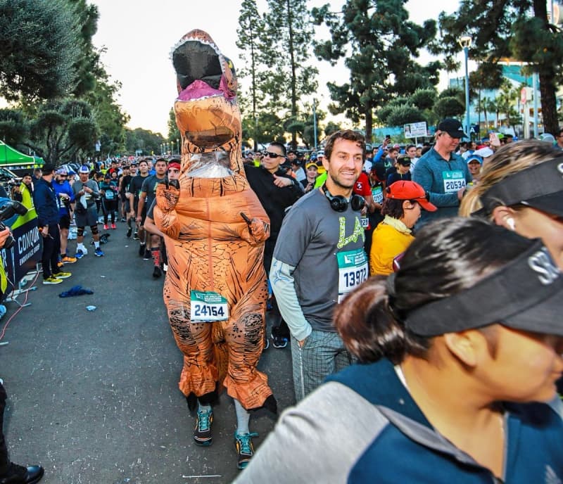 Un corredor disfrazado de dinosaurio llamó la atención durante la competencia.