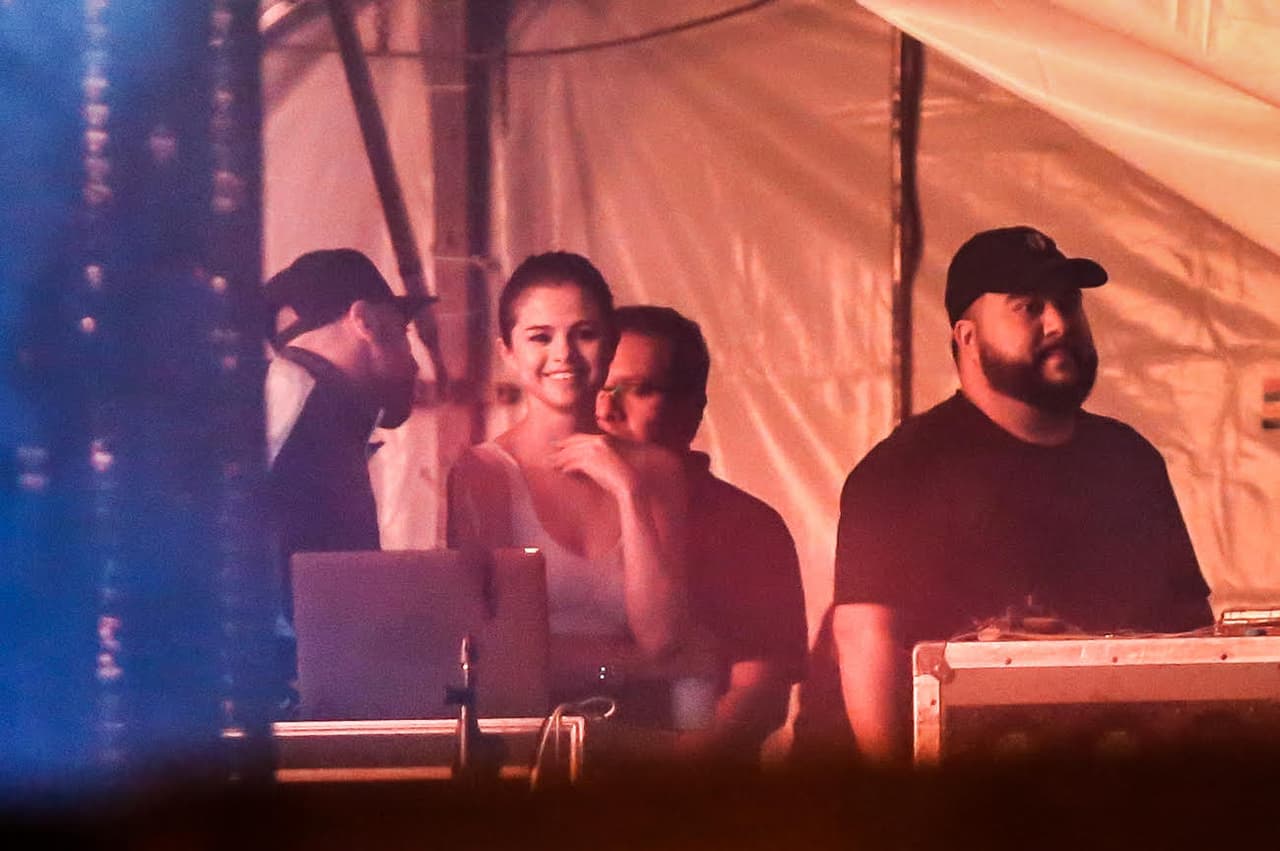 Sin embargo, el domingo durante el concierto en el Jumobton, Selena no pudo escapar a las pantallas mostrando una enorme sonrisa,