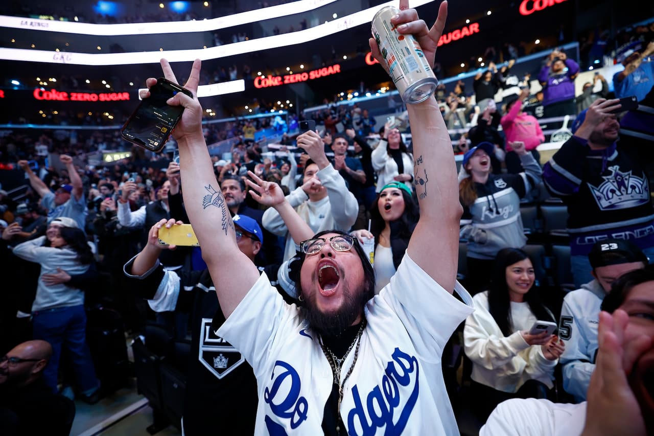Freddie Freeman se convirtió en el primer jugador en conectar jonrones en los primeros cuatro juegos de una Serie Mundial, y jonroneó por seis juegos consecutivos en el Clásico de Otoño.