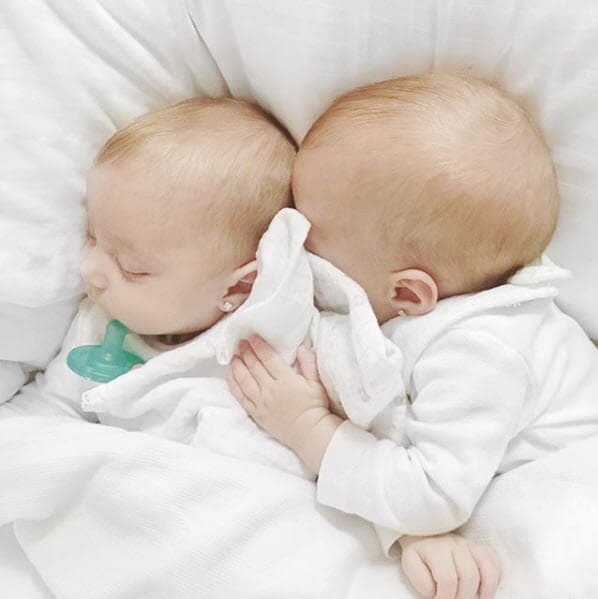 Fue el 16 de septiembre de 2016, en Nueva York, cuando la pareja recibió a sus primeras hijas: las gemelas Azzul y Olivia. El parto de su mamá no fue sencillo, pues las bebés nacieron prematuras y tuvieron que pasar días en una incubadora, pero sus papás nunca perdieron la tranquilidad ni la emoción por verlas llegar al mundo.