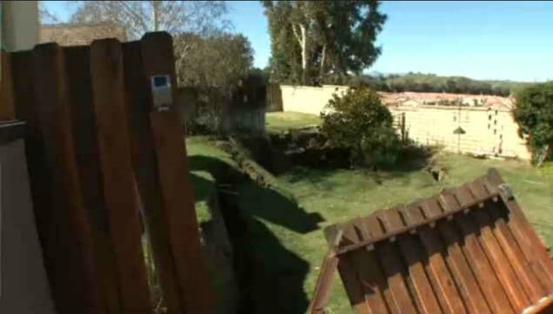 Quedó completamente prohibido el paso a los patios traseros de acuerdo con las notificaciones entregadas a los propietarios por las autoridades.
<br>