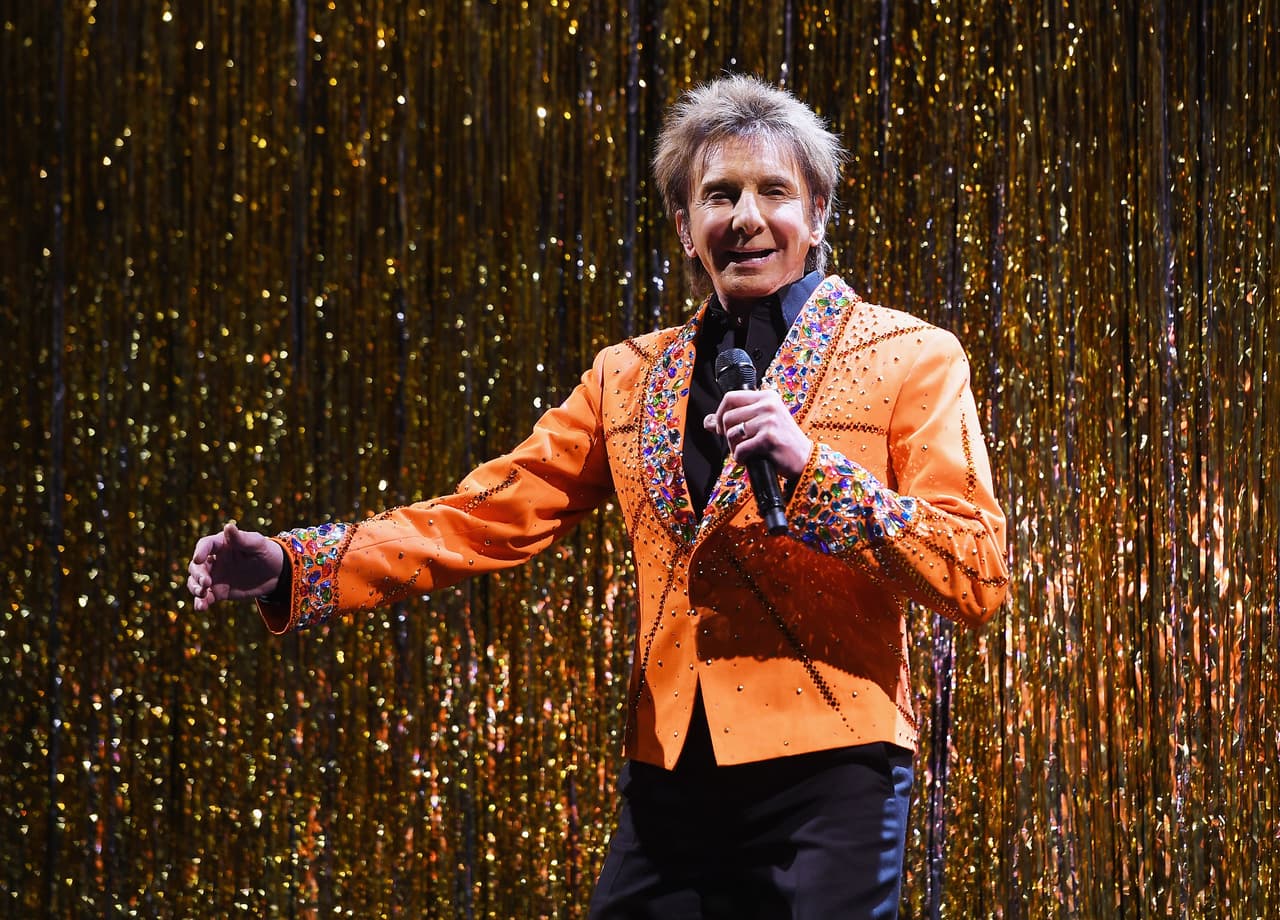 <h2 class="cms-H2-H2">Barry Manilow</h2>
<br>
<br>El cantante y compositor estadounidense Barry Manilow, autor de éxitos como “Copacabana” y “Can’t Smile Without You” vendió su catálogo entero, que incluye más de 40 canciones que llegaron a los primeros 50 éxitos del listado de Billboard, a Hipgnosis en 2020. 
<br>