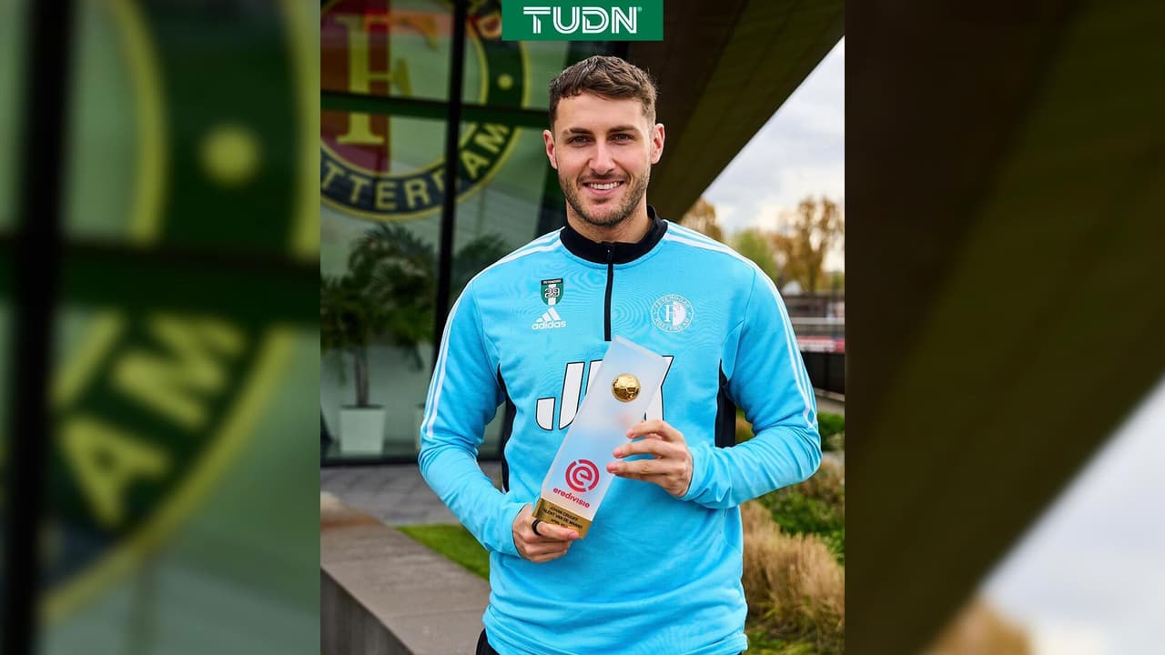 ¡Otro premio! Santiago Giménez es elegido talento del mes en Eredivisie