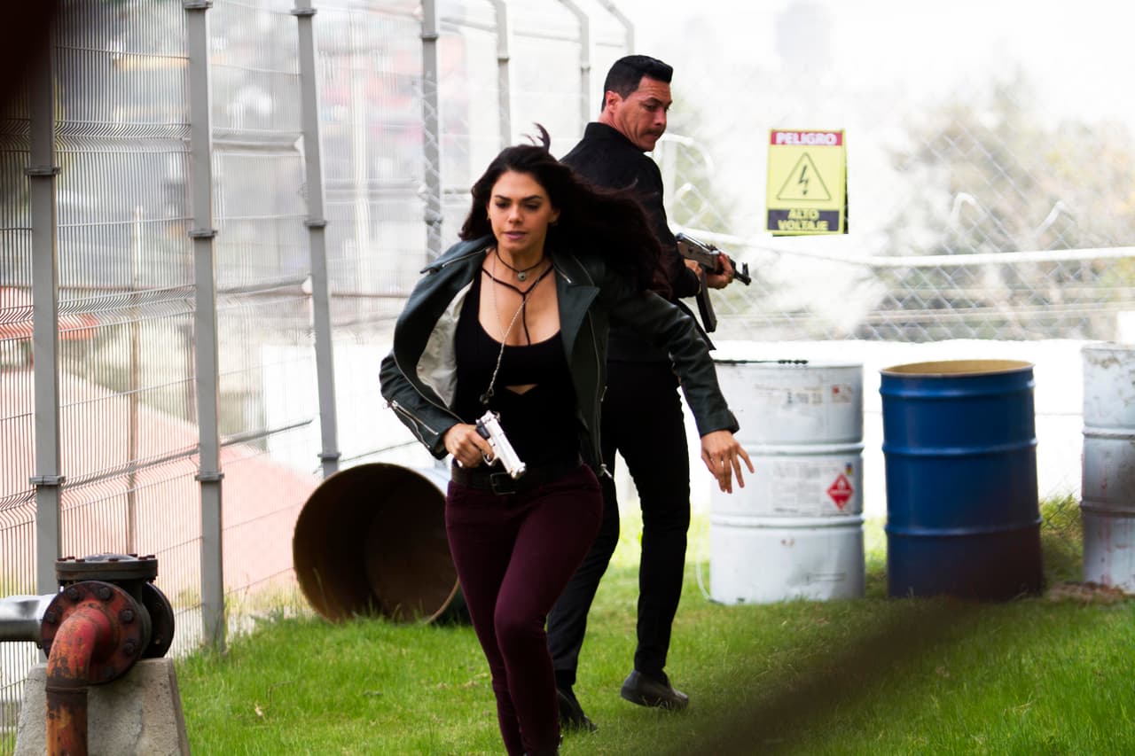 Mena ayudó a Yolanda a escapar de Dave, quien la había atrapado.