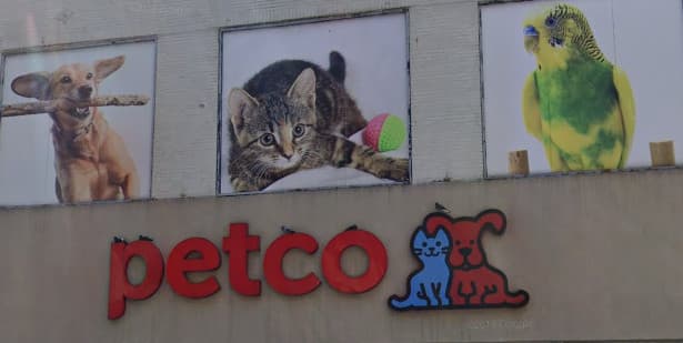 <b>Petco. </b>La compañía minorista de mascotas anunció que proporcionará un pago único de $75 a cada empleado que se vacune, a medida que estén disponibles las inmunizaciones. La compañía también contribuirá con $ 25 por cada empleado vacunado al Fondo de Asistencia para socios, que ayuda a los empleados que atraviesan dificultades financieras. "Recomendamos encarecidamente a todos nuestros más de 26,000 socios a vacunarse tan pronto como sean elegibles", 
<a href="https://www.marketwatch.com/story/petco-joins-other-companies-in-offering-vaccine-incentives-11612997483" target="_blank">dijo Ron Coughlin, presidente y director ejecutivo de Petco,</a> en un comunicado.