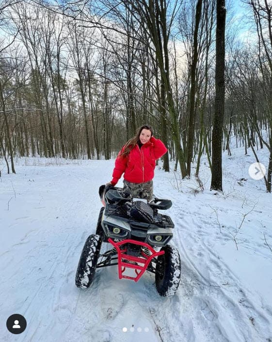 "No soy militar, solo una mujer, solo una humana normal. Solo una persona, como todas las personas de mi país. También
<b> soy jugadora de 'airsoft' desde hace años</b>", explicó en alusión a las imágenes en las que sale armada.
<br>