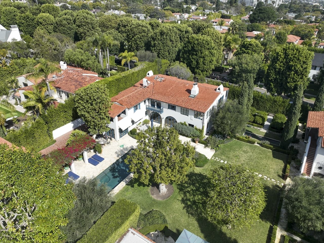 Photo © 2025 Backgrid/The Grosby Group EXCLUSIVE Beverly Hills, CA. February 18, 2025. Selena Gomez and boyfriend Benny Blancos new 5million Beverly Hills mansion has a hole in its ROOF, these new exclusive photos reveal. Selena and Benny have reportedly taken the next step in their romance by purchasing the Spanish-style pile together. Property records show they bought the home together in December with a 2.75million mortgage. *** La nueva mansión de Beverly Hills de 35 millones de dólares de Selena Gomez y su novio Benny Blanco tiene un agujero en el TECHO, revelan estas nuevas fotos exclusivas. Selena y Benny habrían dado el siguiente paso en su romance al comprar juntos la mansión de estilo español. Los registros de propiedad muestran que compraron la casa juntos en diciembre con una hipoteca de 22,75 millones de dólares.