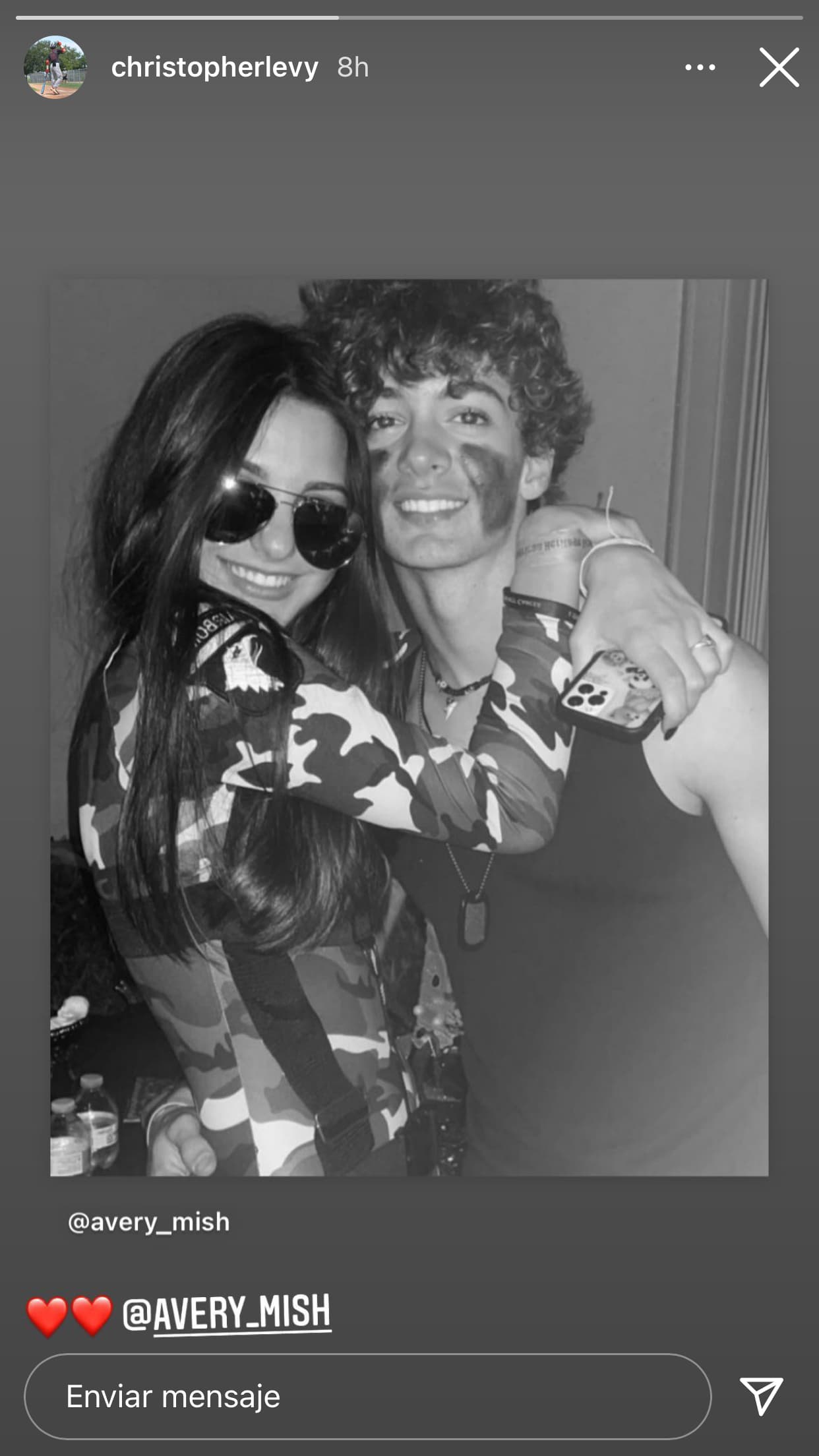 Por ejemplo, Christopher Levy publicó esta imagen con ella en sus historias y la acompañó con un par de emoticonos de corazón.