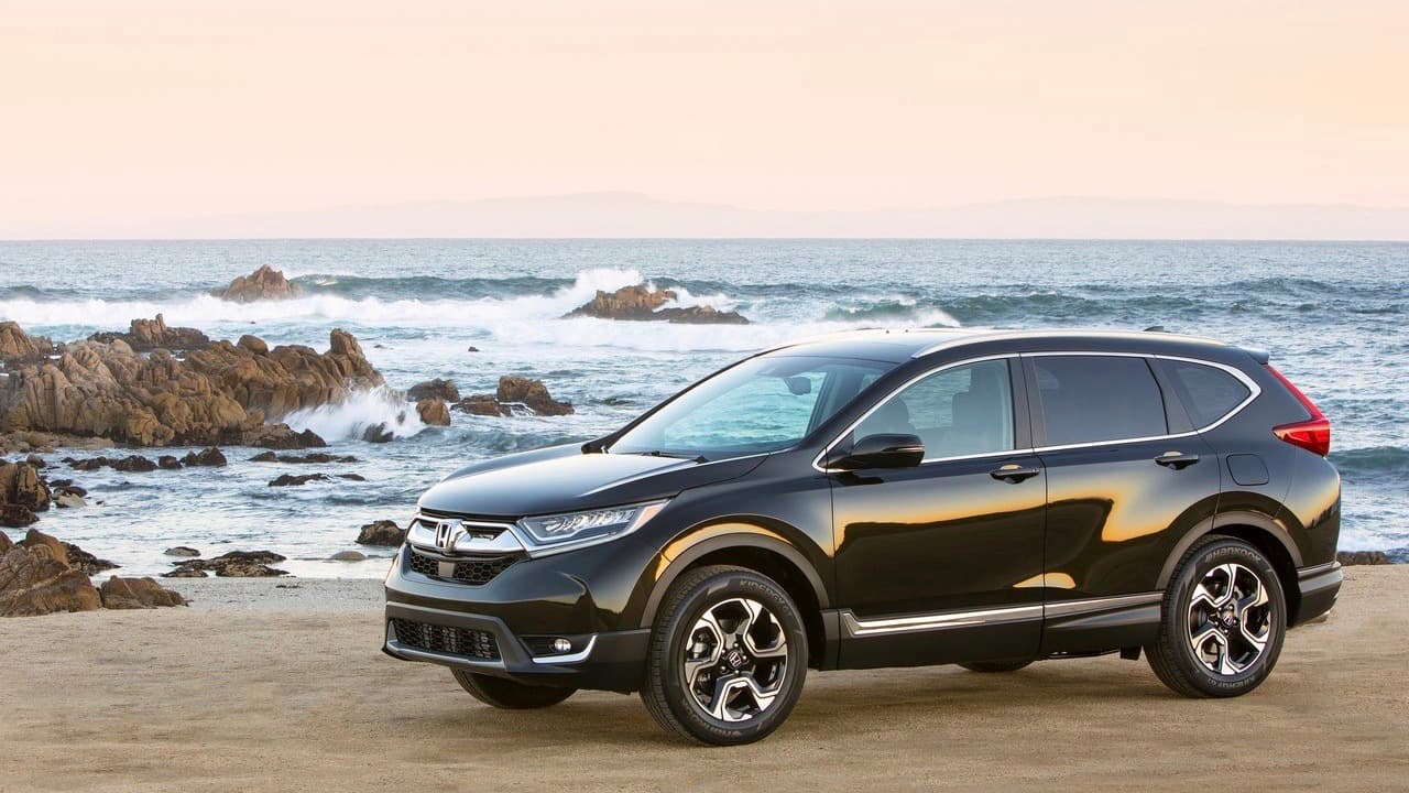<h3 class="cms-h3-H3"><b>7. Honda CR-V</b></h3>
<br>
<br>La popular camioneta compacta de Honda llegó a 2017 con un modelo totalmente nuevo, lo que sin duda fue una de las causas de que
<b>sus ventas se aumentaran en un 5.8%</b>. Honda consiguió
<b>377,895 unidades</b> para la CR-V en Estados Unidos el año pasado, lo cual fue un factor importante para mantener el séptimo lugar en la lista.