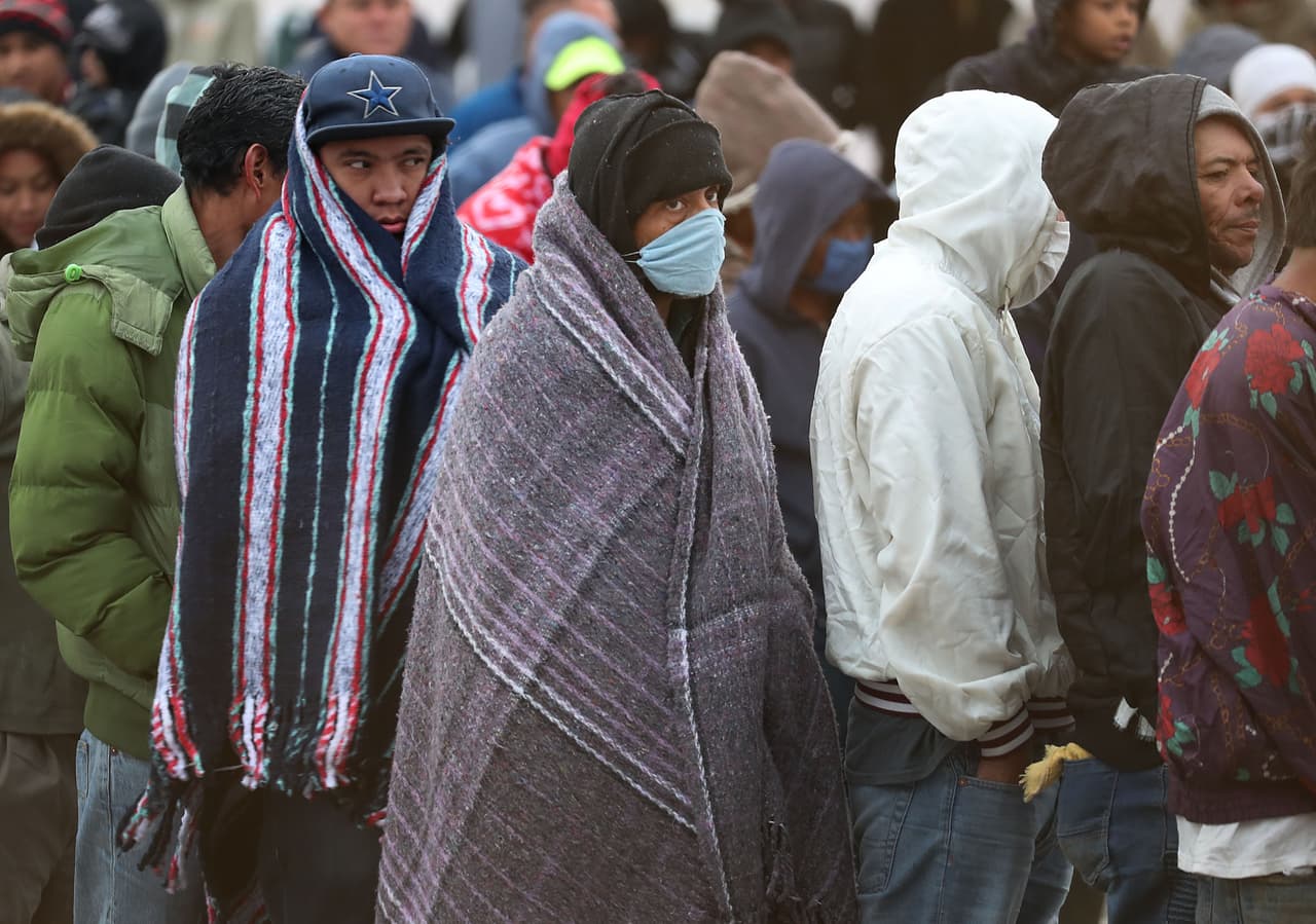 <b>Esperar por EEUU</b>. Decenas de migrantes recién llegados a Piedras Negras, Coahuila, en la frontera con Texas, hacen fila para desayunar en un albergue donde aproximadamente 2,000 migrantes de Honduras, Guatemala y El Salvador esperan para pedir asilo en EEUU. 
<a href="https://www.univision.com/noticias/politica/podcast-por-que-este-es-el-peor-ejemplo-que-pudo-usar-trump-para-vender-el-muro-con-mexico">En su segundo discurso sobre el Estado de la Unión, el presidente habló nuevamente de la necesidad de construir el muro fronterizo para reforzar la seguridad</a>, pero usó un argumento falso al hablar de la ciudad tejana de El Paso. 
<b>7 de febrero de 2019. </b>