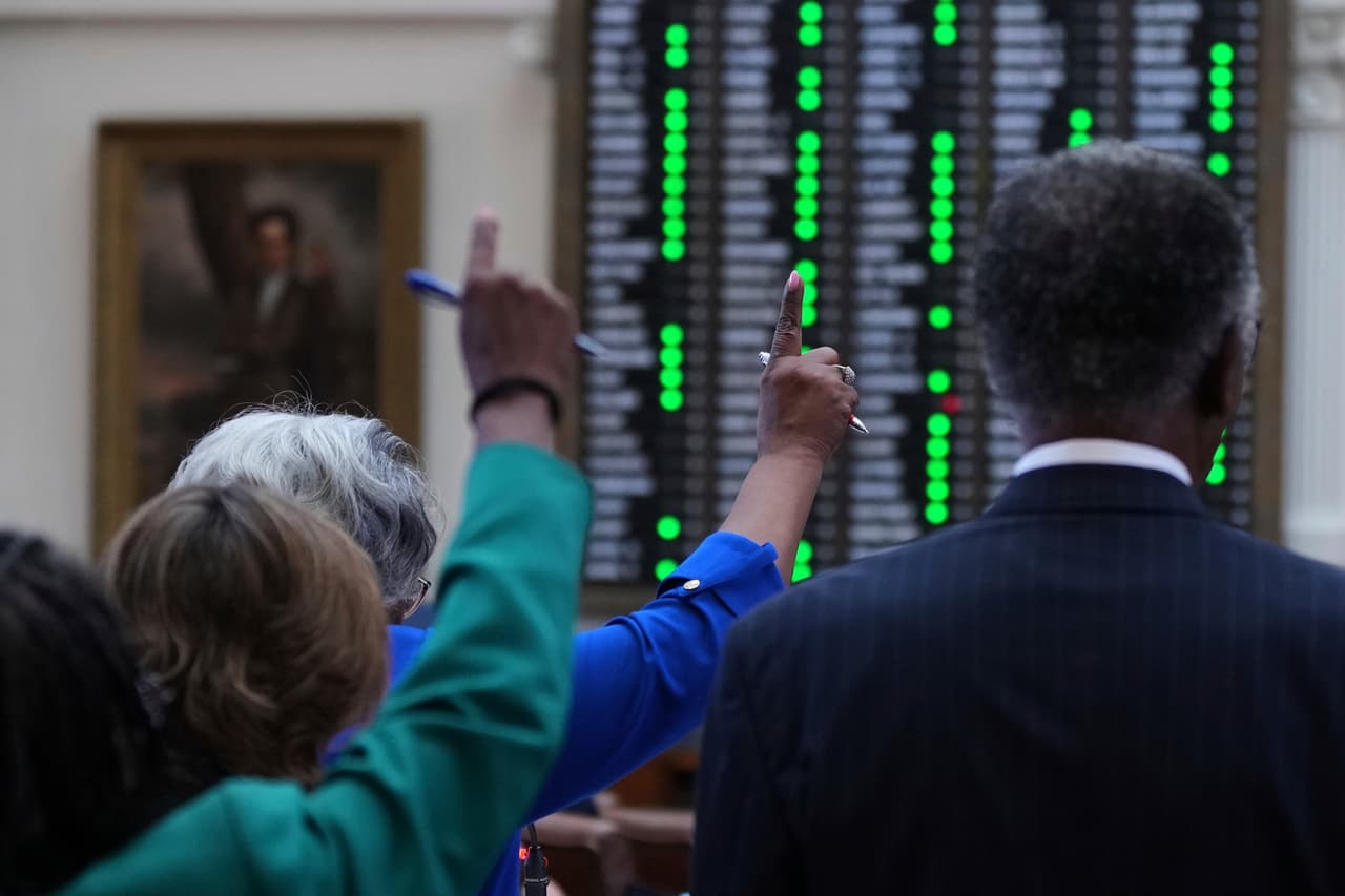 Los legisladores demócratas estuvieron por horas intentando extender la votación de la redistribución al hacer cuestionamientos a la propuesta republicana.