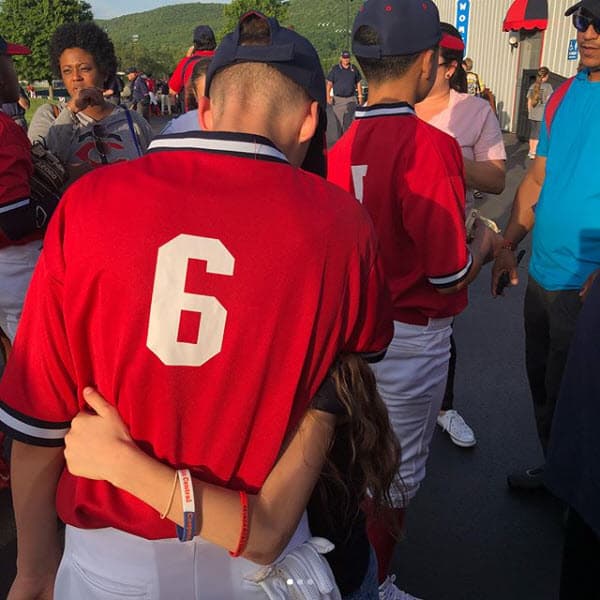 Al terminar el partido, su admiradora número 1 fue a felicitarlo por su desempeño.