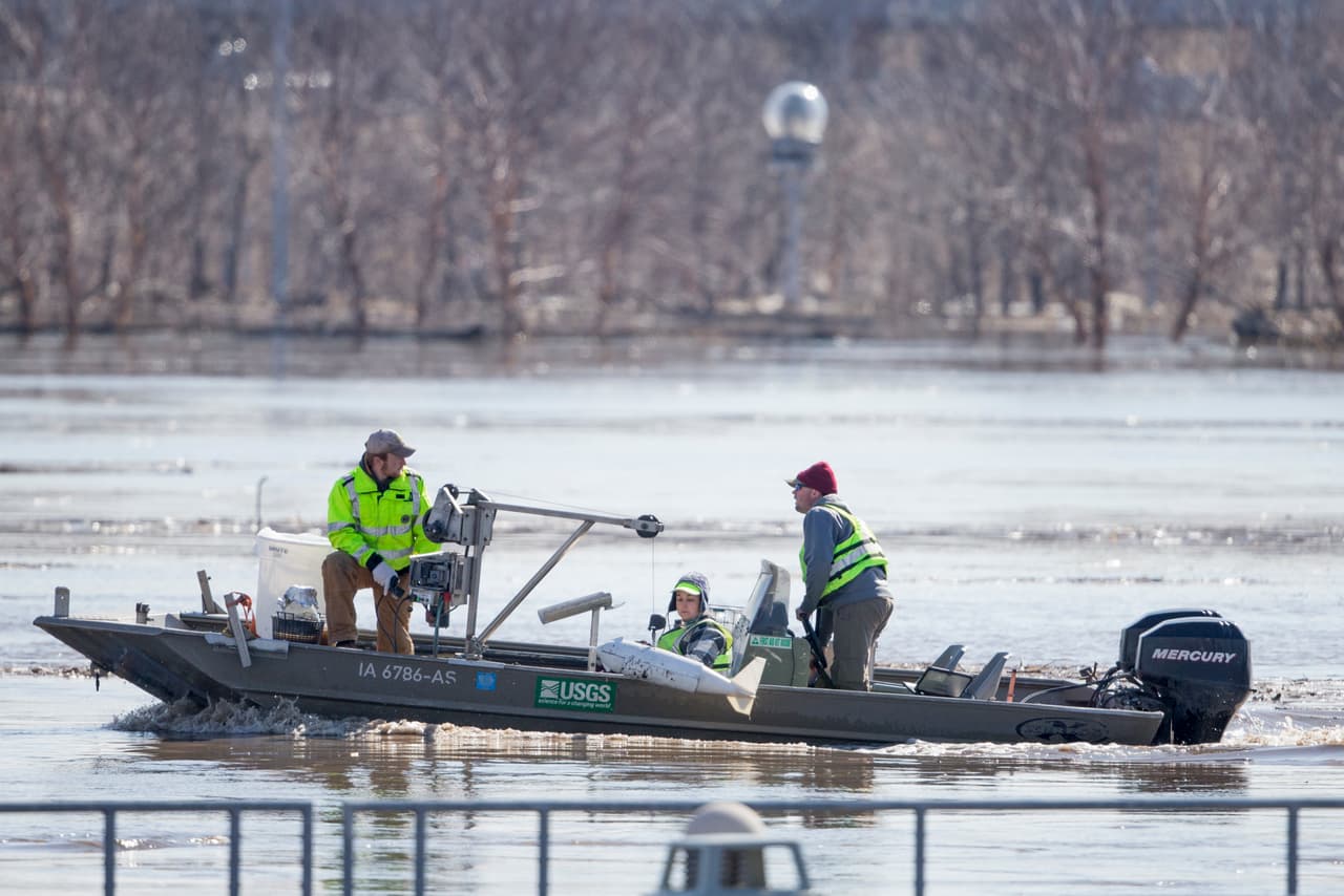 Las autoridades instaron a miles de personas a evacuar a lo largo de los ríos del este de Nebraska. El Servicio Meteorológico Nacional, que calificó las crecidas de los ríos de "históricas".