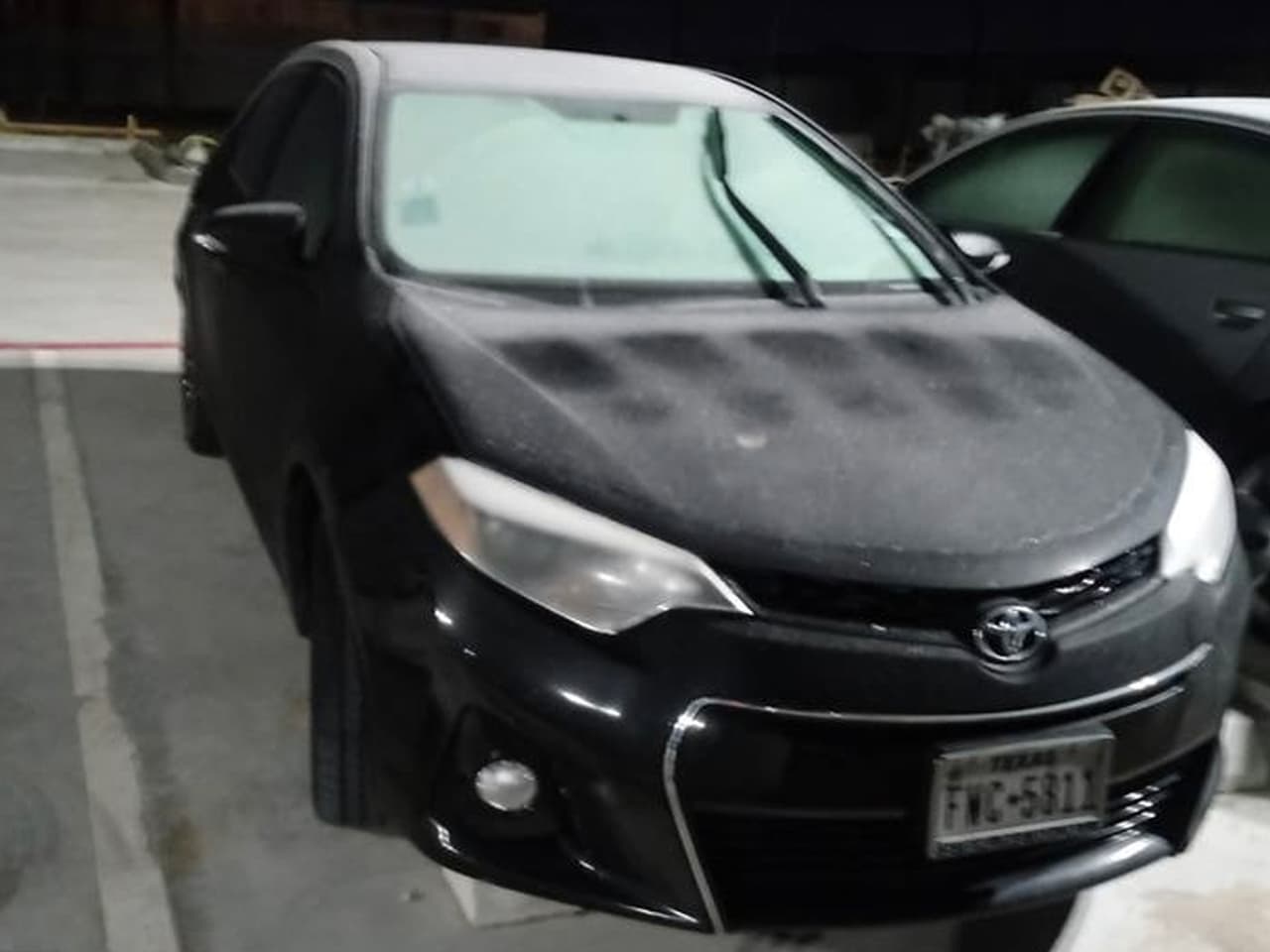 Los autos también acumularon hielo durante la madrugada. El usuario de Facebook Walter Rodríguez compartió esta imagen.