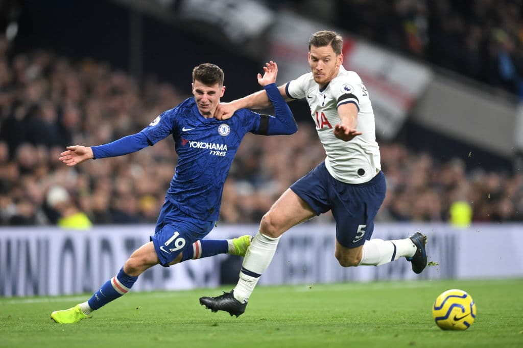 Chelsea vence al Tottenham 2-0 con dos goles de Willian. La escuadra de Mourinho sigue sin definir bien la delantera y le quitan el invicto en casa.