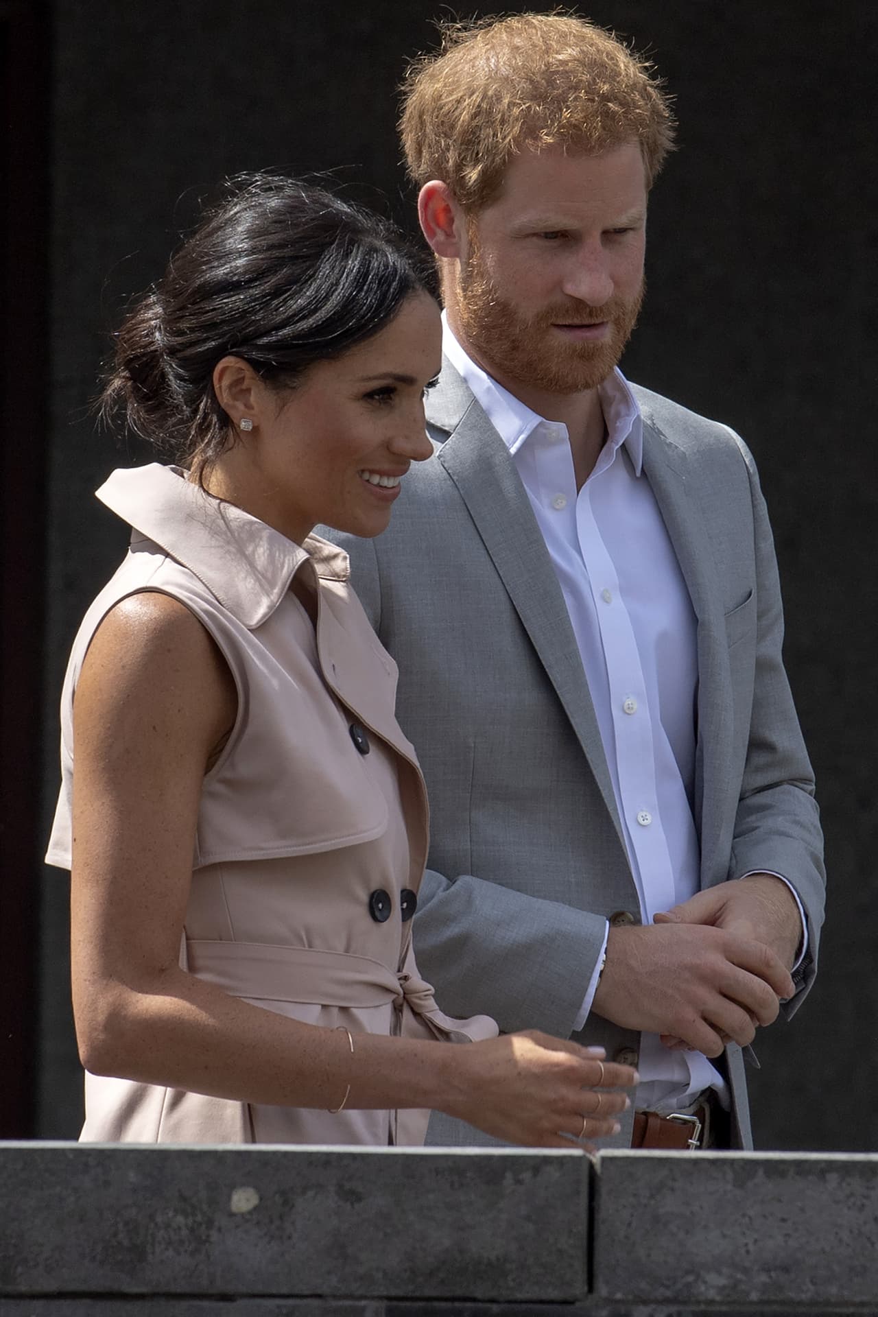 Sin embargo, tenía una novedad: no estaba cortado con el escote barco que ha usado incansable desde su vestido de novia. Esta prenda era cruzada y con solapa, casi una nueva versión de los 'power coats' con la que la vimos en invierno.