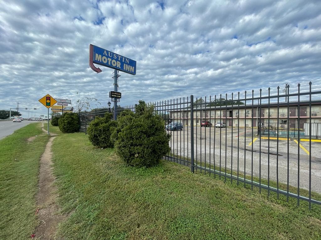 Aproximadamente a las 2:06 am del día miercoles, Austin 9-1-1 recibió una llamada de que una persona había recibido un disparo en el Austin Motor Inn ubicado en 114000 N. IH 35. 
<br>
<br>