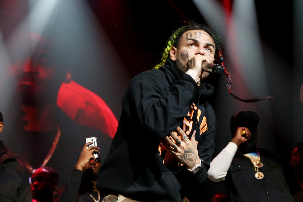 Por su parte, 
<a href="https://pagesix.com/2019/10/10/tekashi-6ix9ine-offered-multimillion-dollar-tour-deal/" target="_blank">Page Six</a> reportó que Tekashi 6ix9ine tiene un acuerdo para realizar una gira después de salir de prisión, según les comentó una fuente.