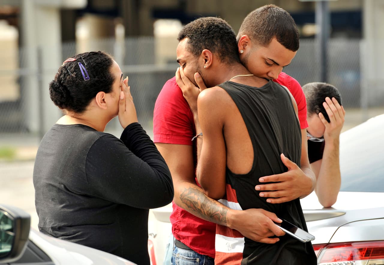 <b>Todos somos Orlando. </b>Al menos 50 personas murieron y 53 resultaron heridas, la mayoría de origen hispano, cuando un sujeto armado con un rifle de asalto disparo a los asistentes a Pulse, un club gay de Orlando, Florida. 2 de junio de 2016.