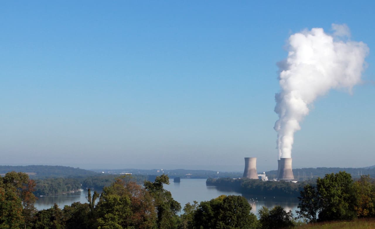 La Unidad 1 de Three Mile Island tiene licencia para operar hasta 2034 y cerrarla reducirá su vida útil en 15 años. Se espera que la energía de la planta a lo largo del río Susquehanna sea reemplazada por la electricidad de las centrales eléctricas de carbón y de gas natural que funcionan por debajo de su capacidad en un mercado saturado. La desconexión final será el 30 de septiembre, dijo Exelon.
