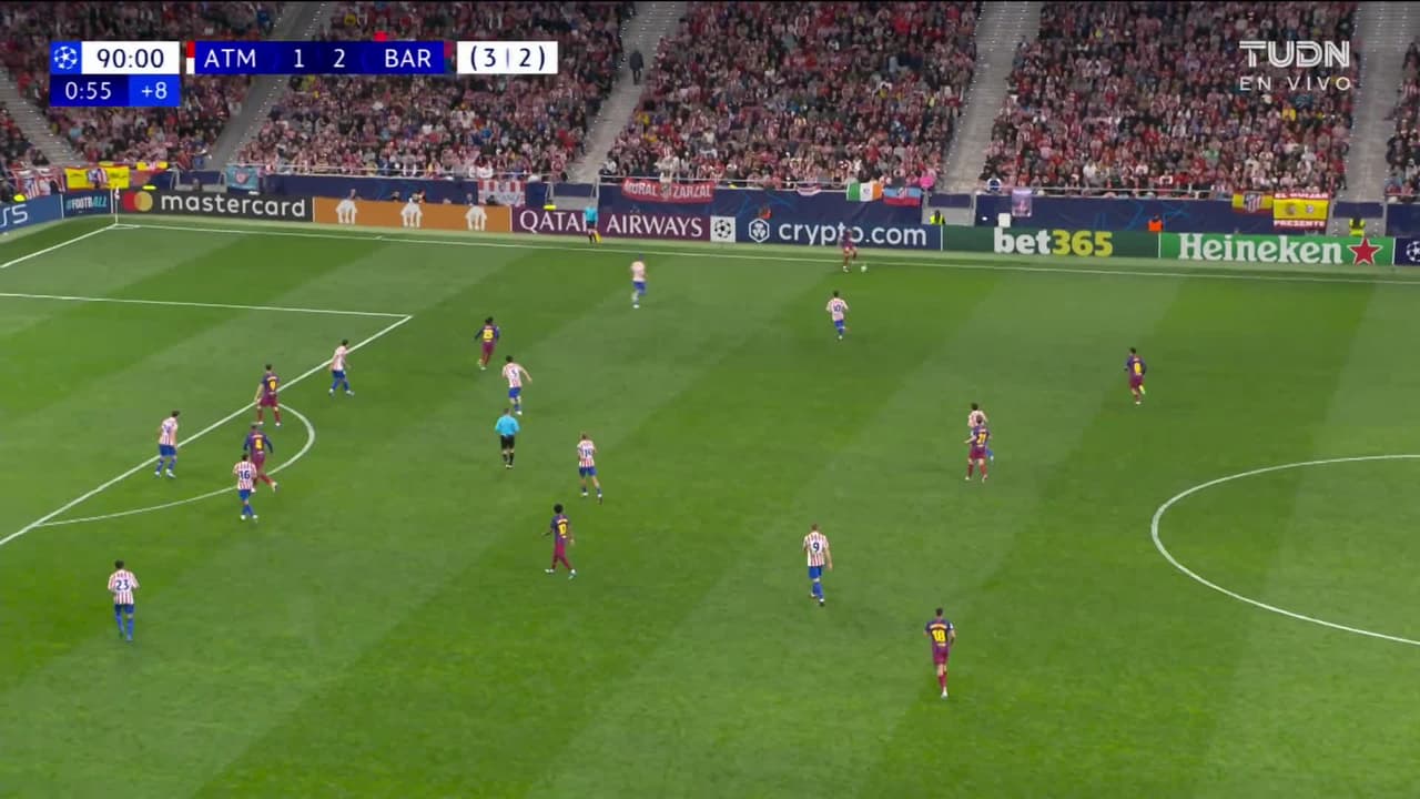 ¡TIRO ATAJADO! disparo por Robert Lewandowski.