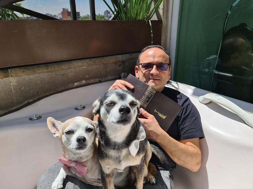 Como pareja adoptaron a dos perros de la raza chihuahua que todavía sobreviven y de vez en cuando el histrión los muestra en sus redes sociales, se llaman Mariachi y Marimba.
<br>