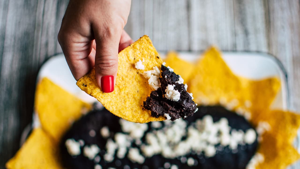 <b>Frijoles refritos:</b>
<br>Como snack o guarnición, unos frijoles sazonados con un sofritos de cebollita y ajo. Aquí 
<a href="https://www.univision.com/estilo-de-vida/snacks-delicioso/frijoles-negros-refritos">el paso a paso</a> de esta delicia.