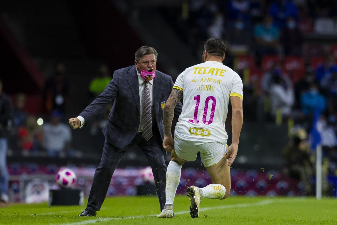 Gignac no dudó en festejar con su DT.