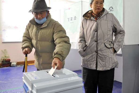 Los 40.5 millones de surcoreanos que componen el electorado ejercieron su derecho en 13 mil 542 colegios electorales.