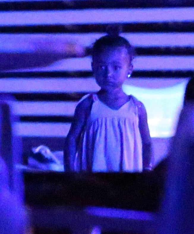 Unos aretes brillantes y grandes siempre darán un espectacular aspecto. ¡Pruébalos con tu hija!