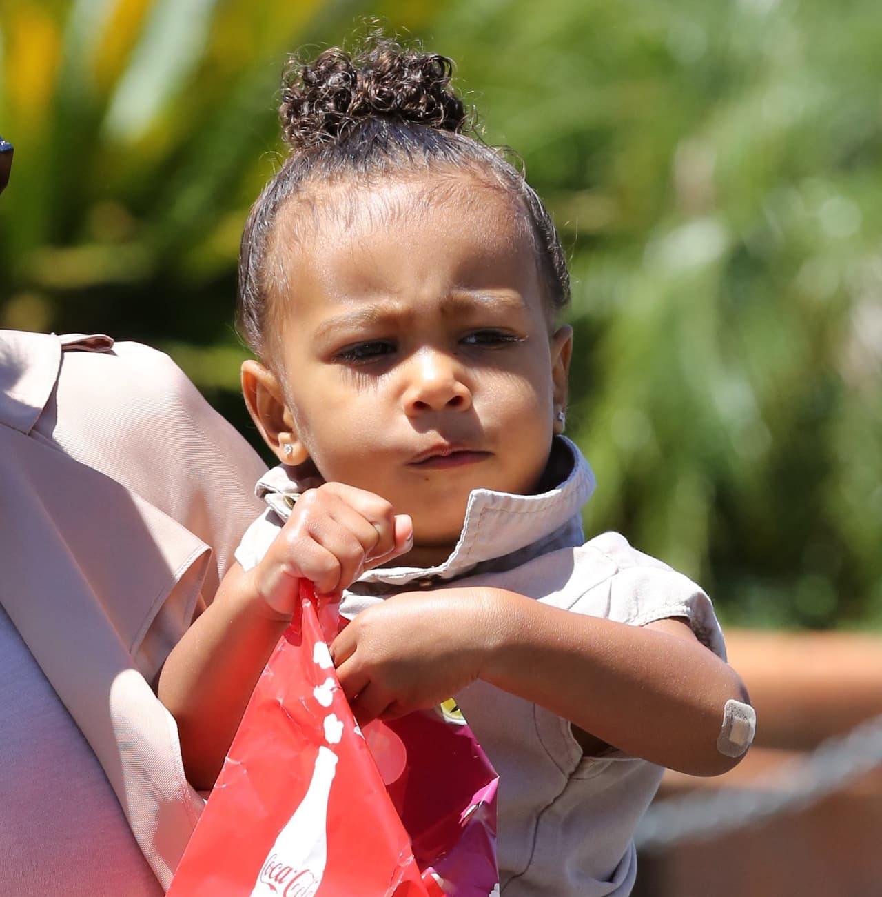 A la hija de Kanye West le encanta comer papitas, pues sabe que estas no ensucian su ropa.