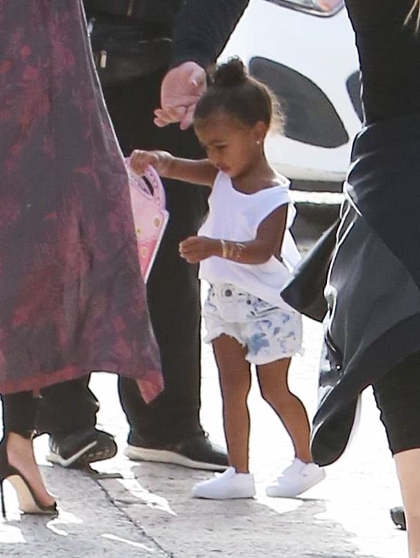 Si quieres que tu pequeña vaya fresca a la escuela, imita este estilo: shorts y camisetas sin mangas. ¡Muy 'chic'!