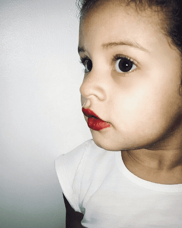 Anabella ya dejó de ser un bebé y juega a ser una niña grande.