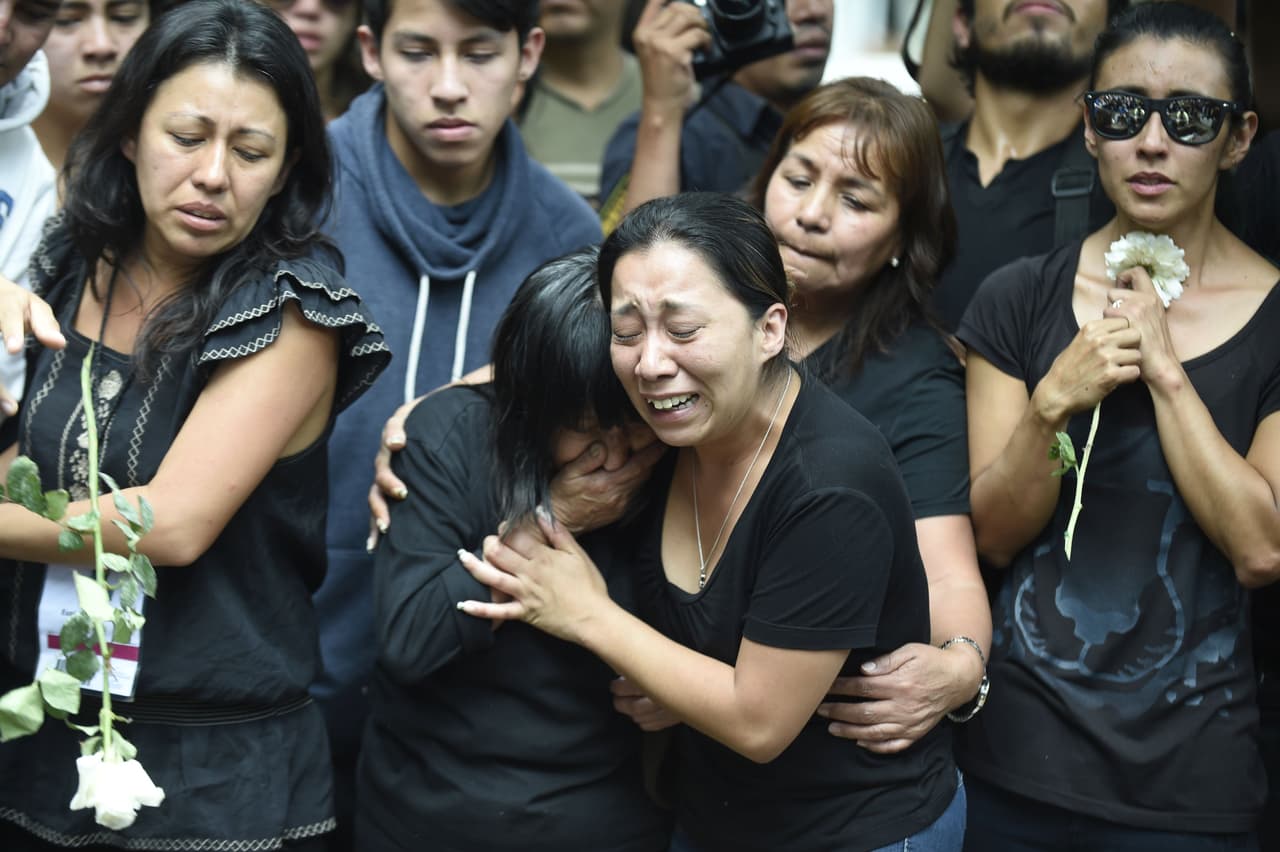 Familiares del fotoperiodista asesinado Rubén Espinosa durante la llegada del féretro al cementerio Panteón de Dolores en la Ciudad de México, el 3 de agosto de 2015.