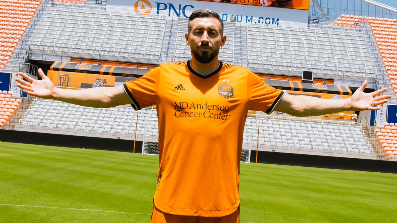 "La ventana secundaria de transferencias de la MLS abre el 7 de julio, lo que significa que es elegible para que su primer partido sea el casa el 9 de julio ante FC Dallas. Esperamos que toda la ciudad de Houston le de la bienvenida y nos apoye para clasificarnos a los Playoffs de la MLS", agregó Onstad.
<br>