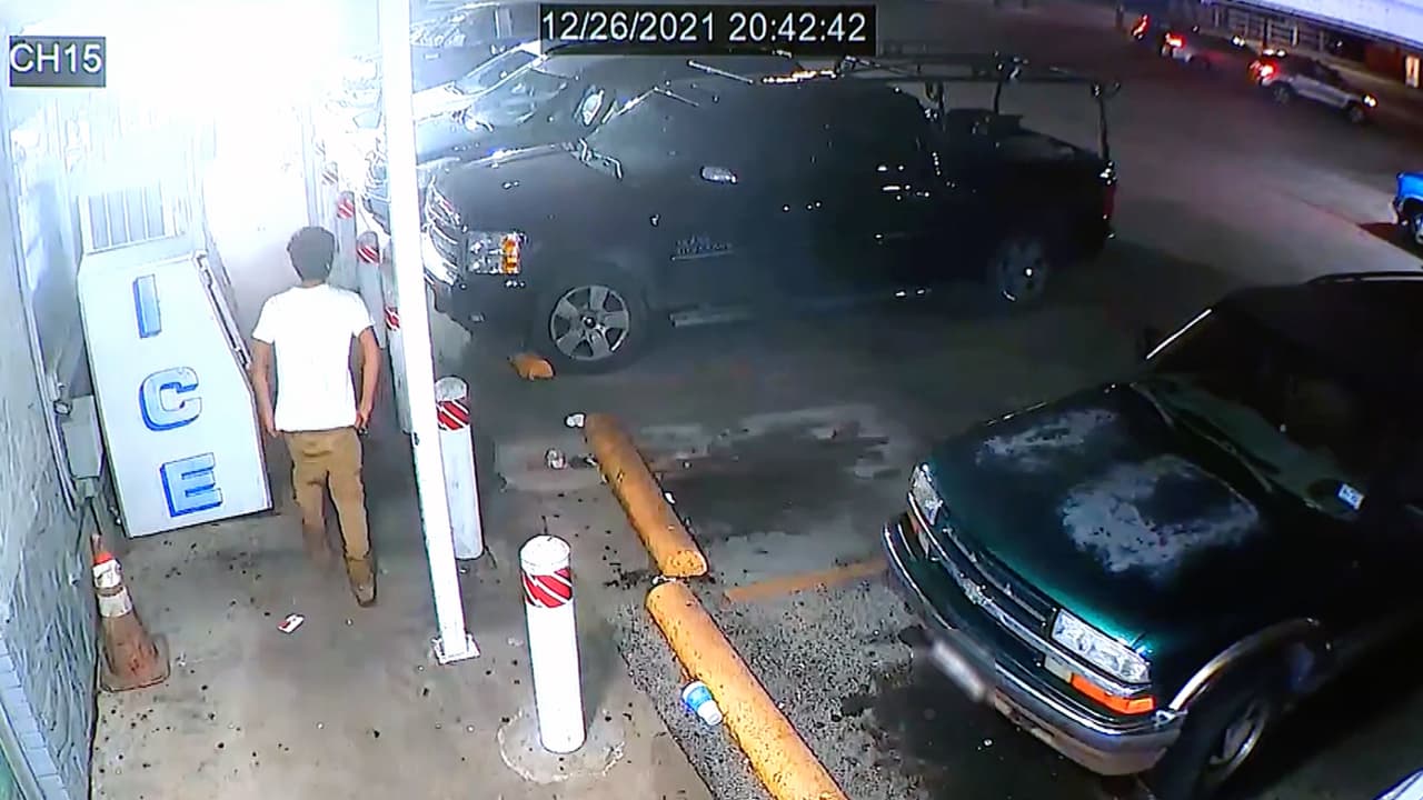 El 26 de diciembre del 2021, Abel Acosta de 14 años, 
<a href="https://www.univision.com/local/dallas-kuvn/triple-homicidio-garland-texas-presuntamente-abel-acosta-disparo-tres-jovenes" target="_blank">entró en una tienda en Garland, Texas, les disparó a tres adolescentes y huyó del lugar</a> junto a su padre. Una de las víctimas fue Xavier González, 
<b>que llegó al sitio a las 8:42 de la noche</b>.