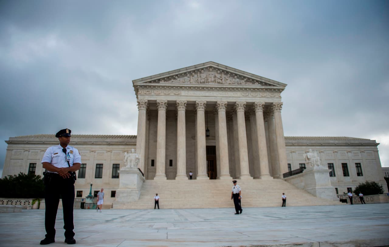 La Corte Suprema confirma la autoridad del gobierno para detener y deportar a inmigrantes legales por delitos pasados