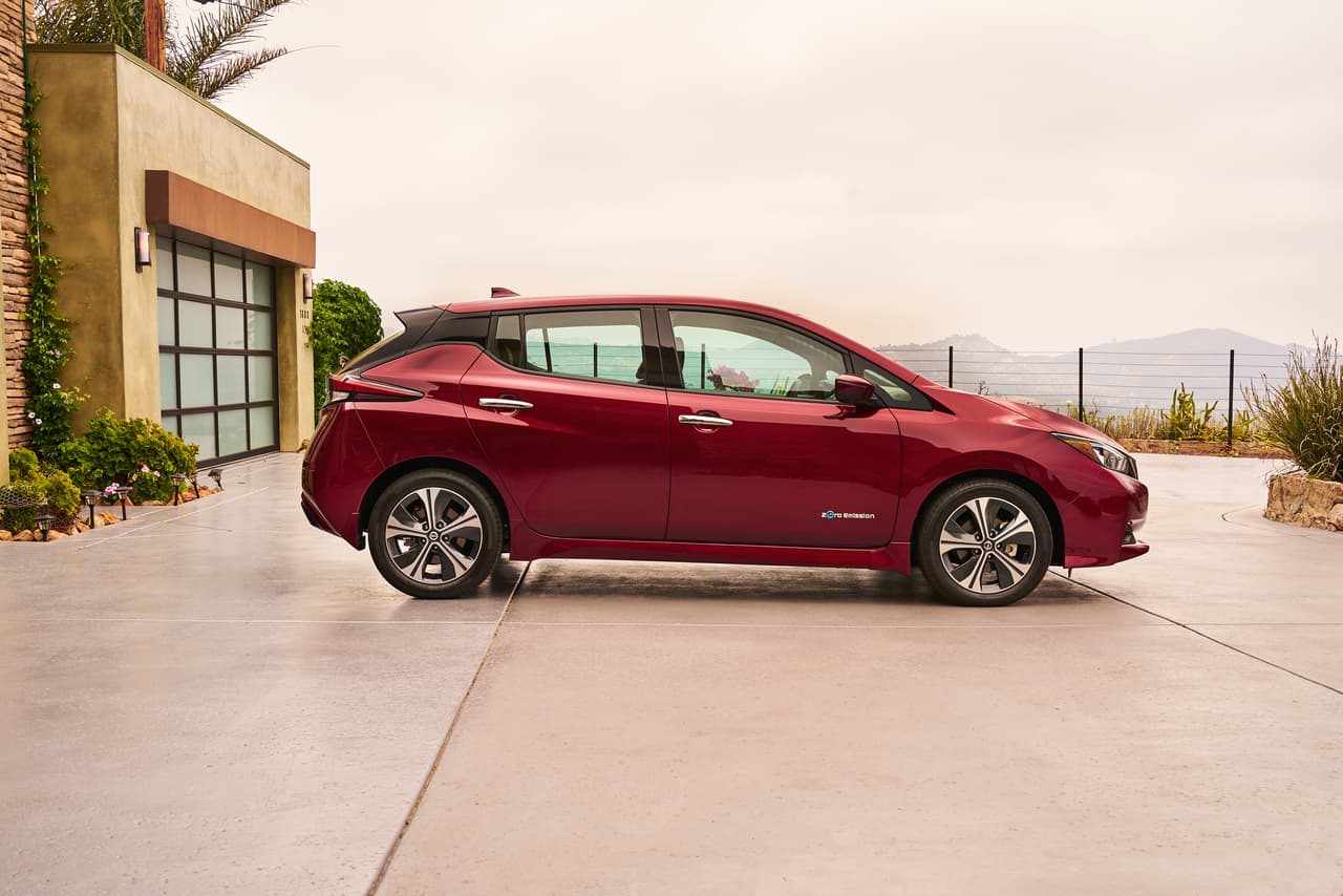 El nuevo Leaf además cuenta con un
<b>aspecto mejorado</b> que lo inserta de nuevo en el retrato familiar de la línea de autos Nissan sin desentonar. El Leaf ahora comparte detalles visuales como la parrilla V-Motion, el techo flotante y las luces de freno en forma de boomerang con modelos como el sedán Maxima y la crossover Murano.