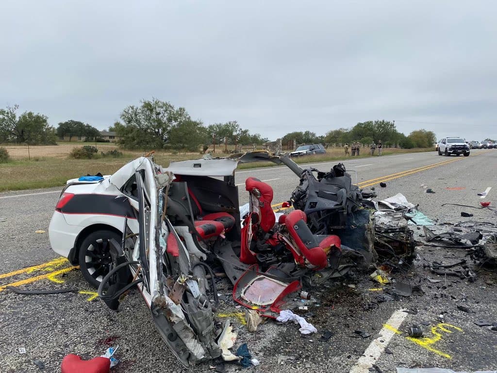 Luego de estar huyendo de las autoridades locales, el vehículo Honda pasó por un tráiler en una zona donde se le prohibía el paso. Después, el carro se estrelló contra una Chevy SUV, de acuerdo con el teniente Chris Olivarez, del Departamento de Seguridad Pública de Texas.