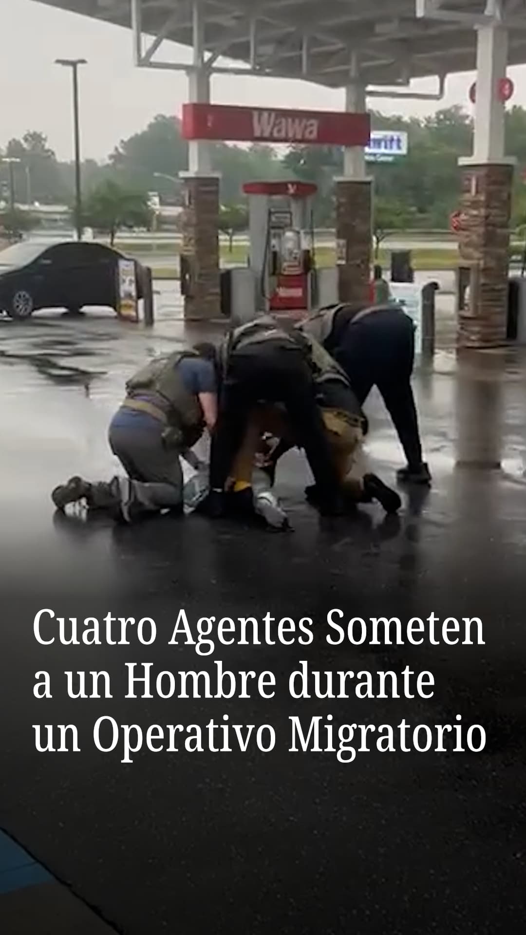 Cuatro agentes someten a un hombre durante un operativo migratorio