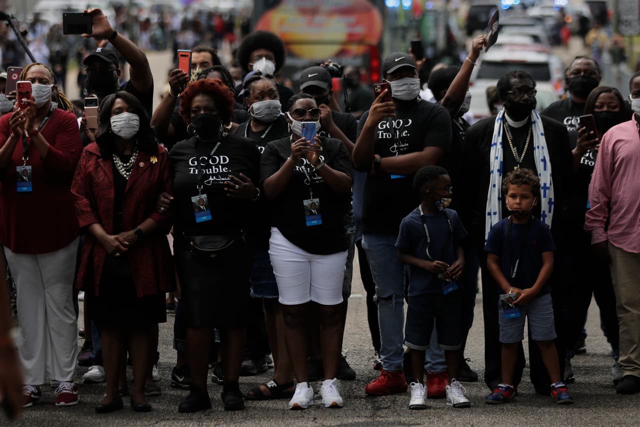 Seguidores del congresista se acercaron hasta el puente Edmund Pettus y otros puntos del recorrido de Lewis usando máscaras protectoras contra el coronavirus.