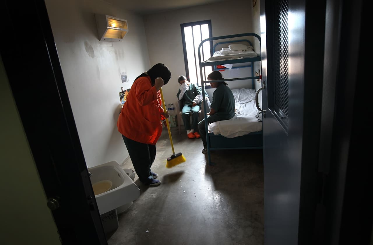 ICE toma muy en serio "bienestar" de madres y menores detenidos, afirmó