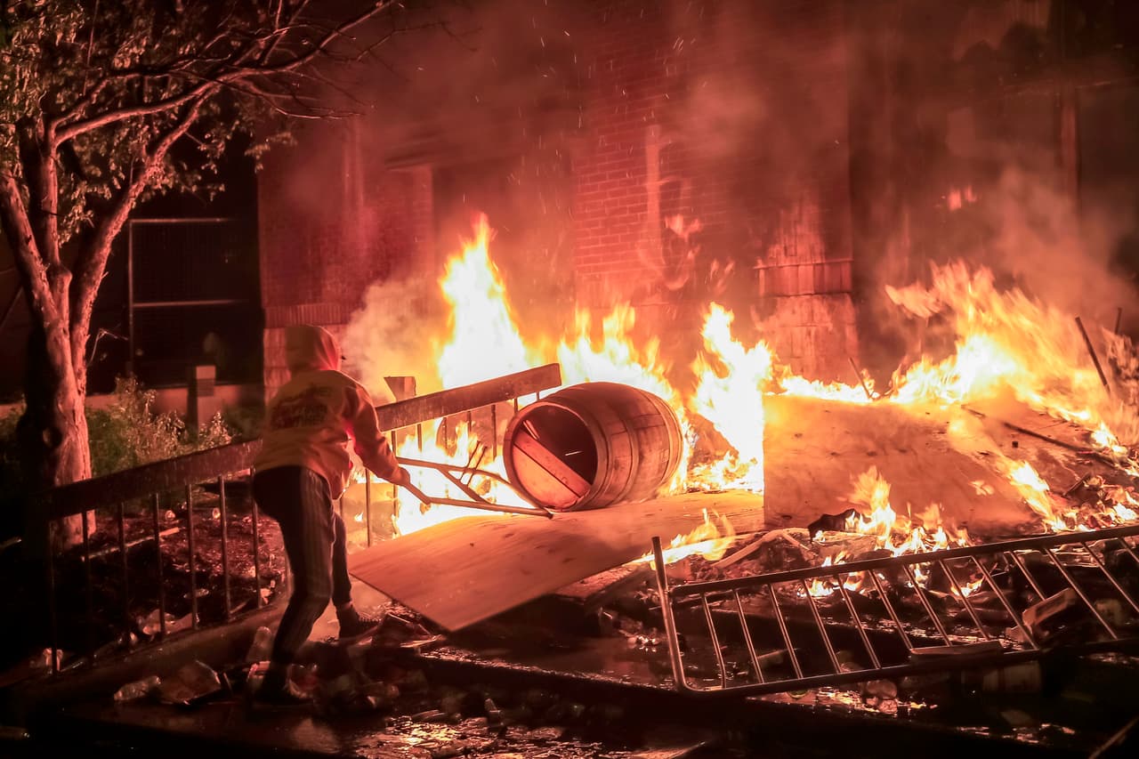 Manifestantes irrumpen y prenden fuego a una sede policial de Minneapolis durante protestas por la muerte de George Floyd