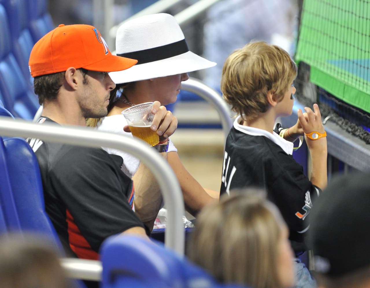 William Levy disfrutando del béisbol con cerveza en mano.