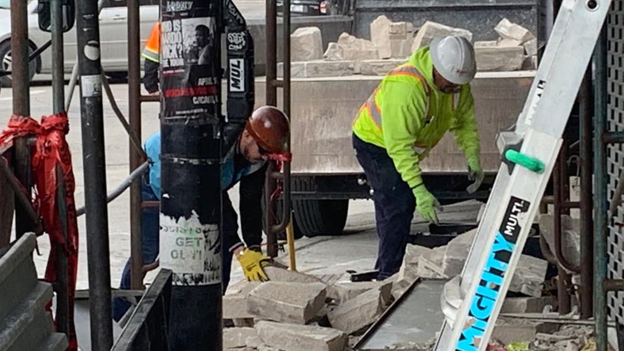 Una joven resulta herida tras caerle escombros de un edificio en Wicker Park