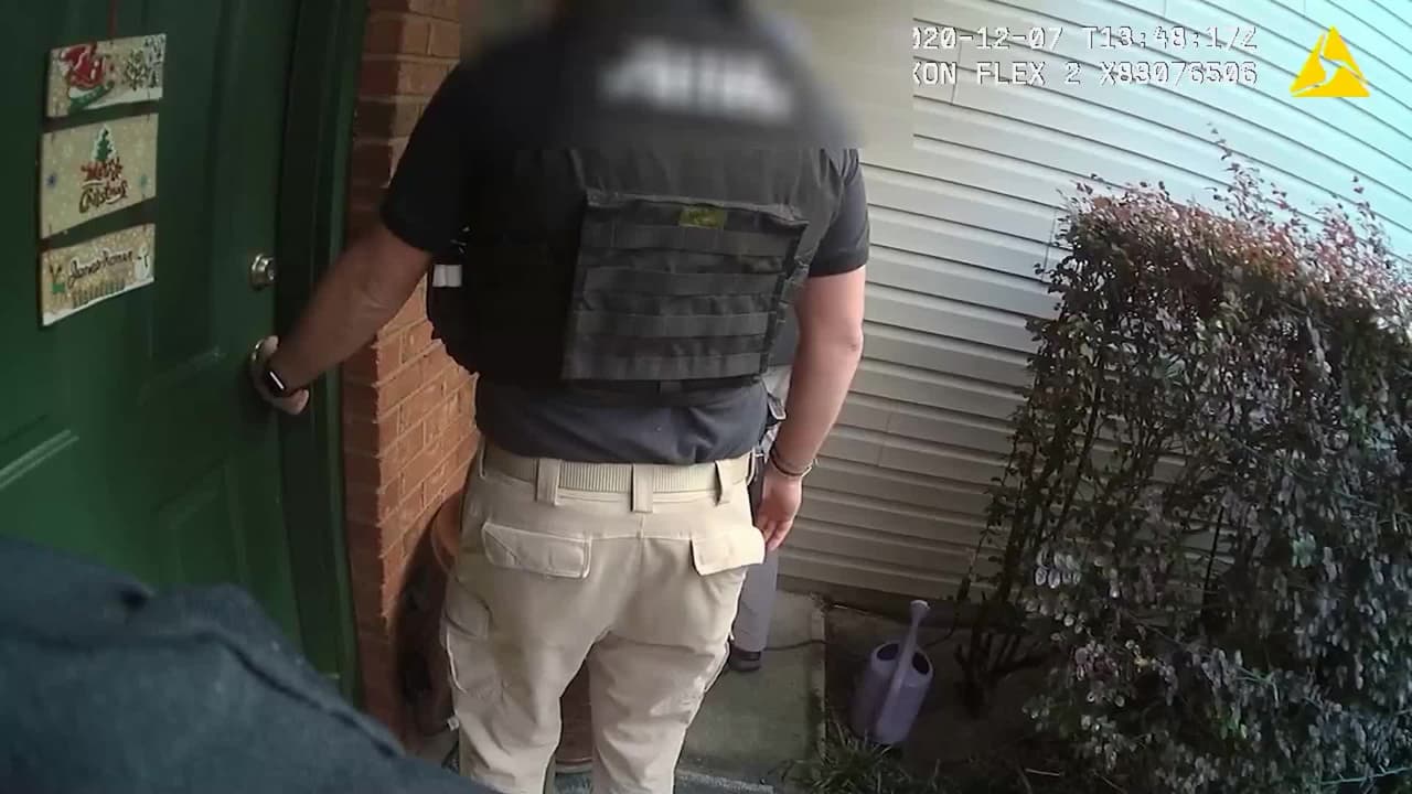 Publican videos de las cámaras corporales de los policías que allanaron la casa de Rebekah Jones