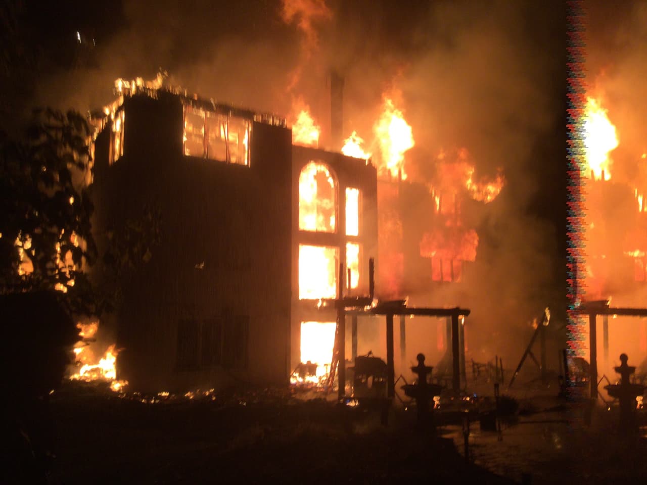 El fuego en la gran vivienda comenzó aproximadamente a las 10:15 de la noche.