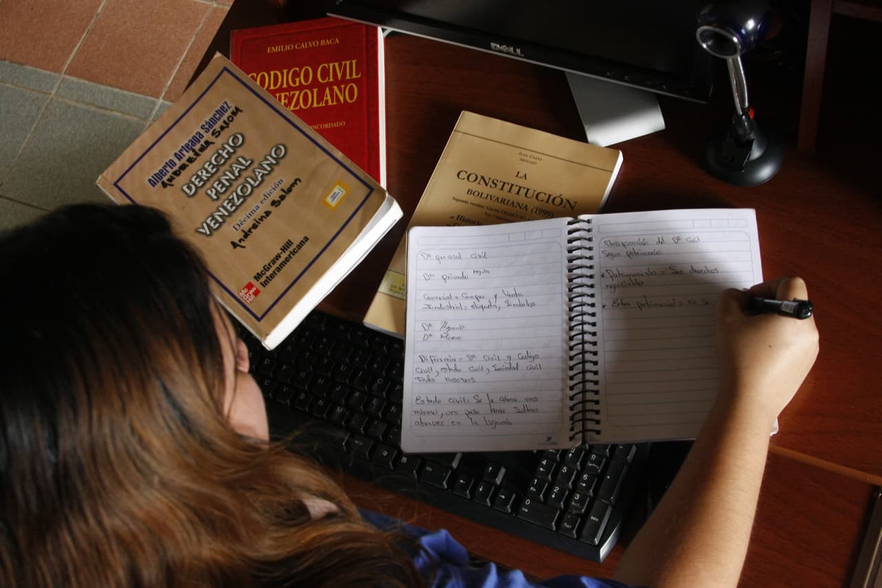Katiuska Salón, una estudiante de 19 años, está presa en su propia casa. Un tribunal militar le impuso medida privativa de libertad por los delitos de agresión y ultraje al centinela / Foto: Jesús Hernández
<br>